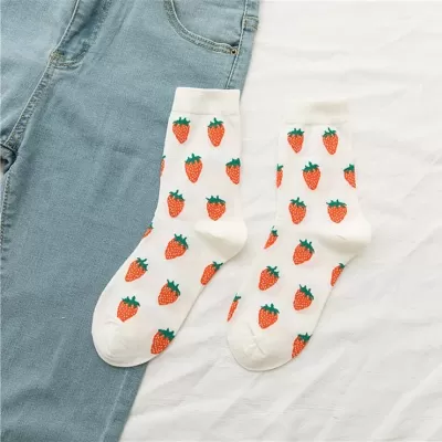 Summer Fruit Fiesta: Chic Cartoon Boat Socks - Strawberry